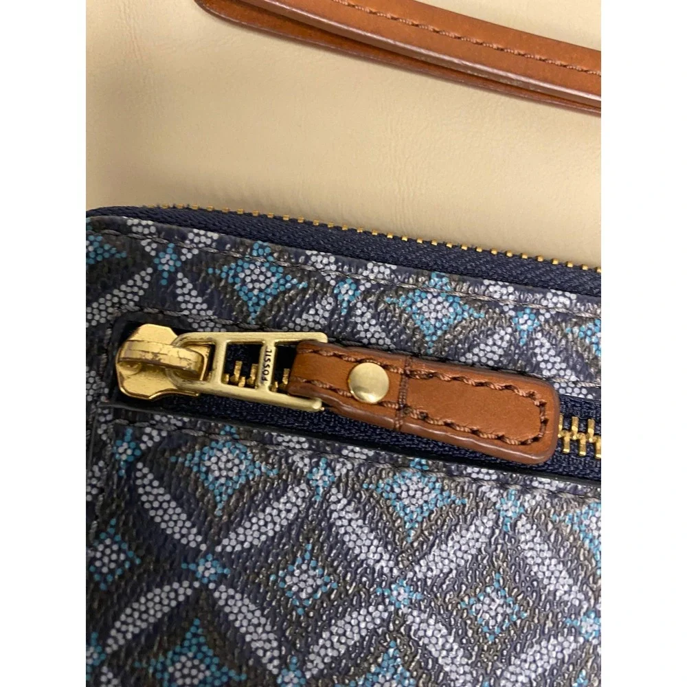 Fossil Sydney Signature Zip Around Clutch Wallet Blue Geometric Wristlet Strap